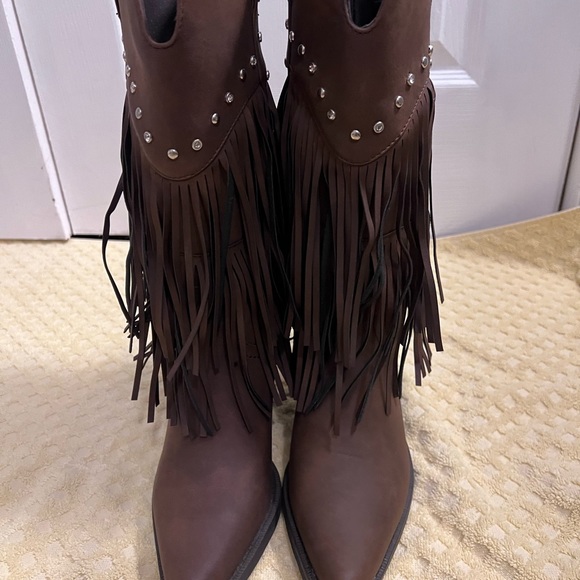 Size 6 Roper women’s cowboy boots with fringe - Picture 2 of 12